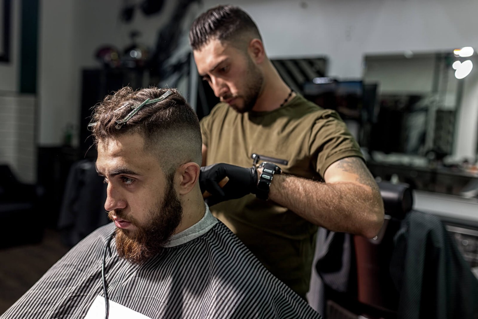 brutal-man-sits-in-the-chair-at-a-barber-shop-barb-A4TZ2UD.jpg